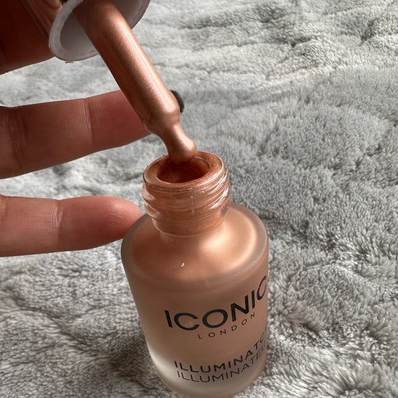 Iconic London illuminator- blush - Picture 6 of 8